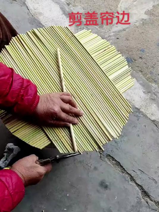 大娘手工编织的高粱盖帘,在农村,这个都是用来放刚包好的饺子