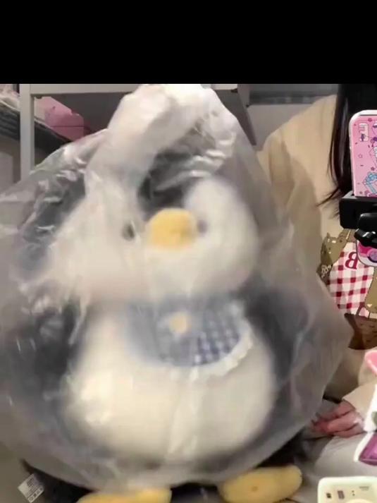 小企鹅抱睡公仔 女生毛绒抱枕儿童生日礼