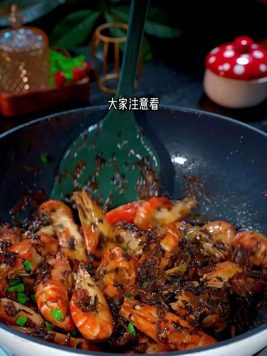 笋干菜烧罗氏虾做法太解馋了