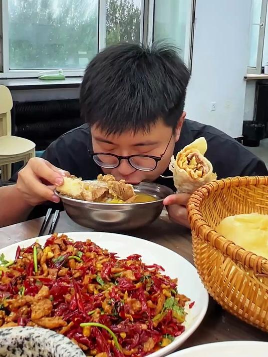 带你们见识一下我们办公室的熏肉大饼组合!