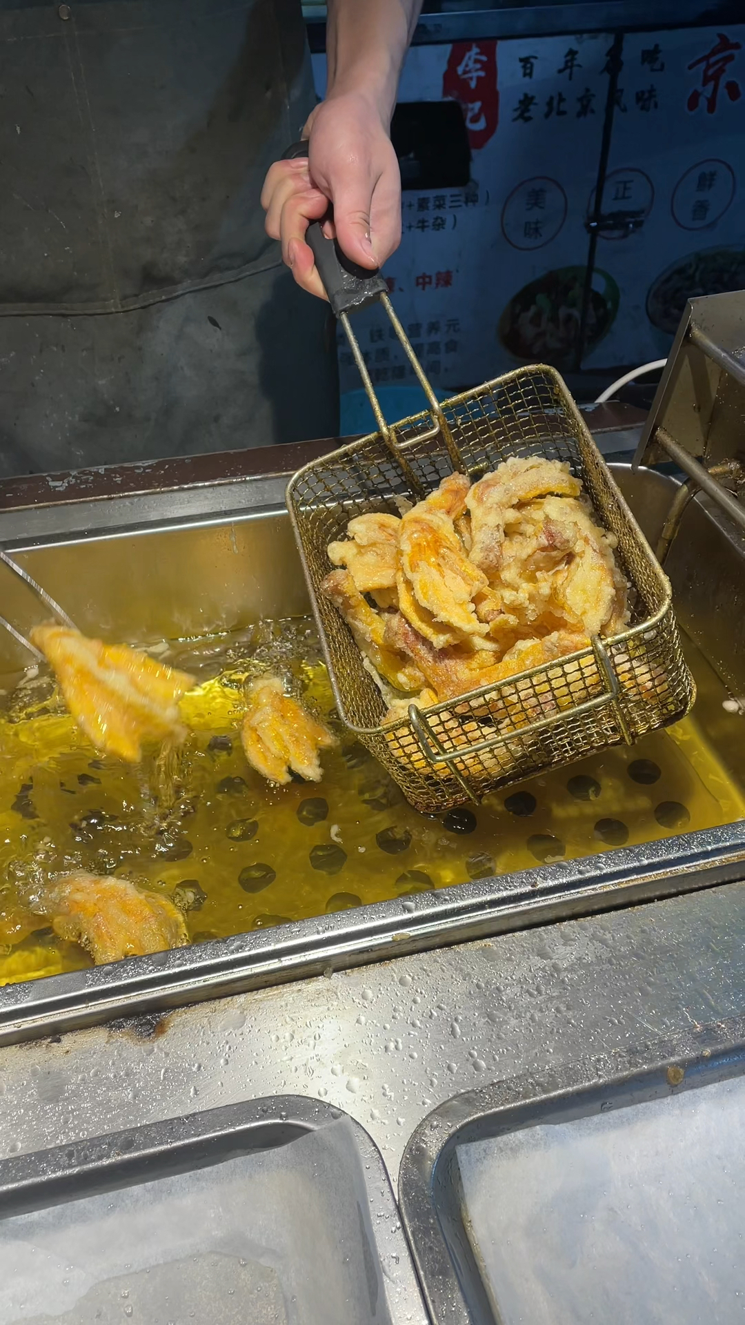 炸鸭爪的做法和配方:1个鸡蛋.盐100克.鸡精50克.味精50克.白糖200克.十三香25