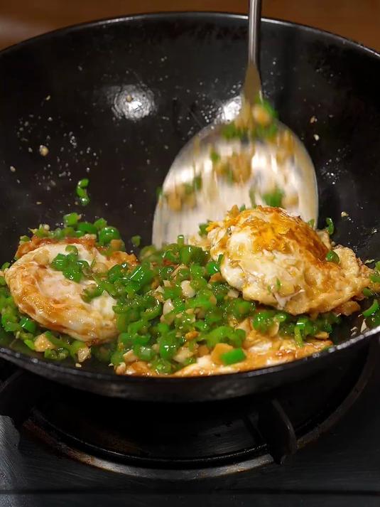 又香又美味的青椒炒荷包蛋,鸡蛋我能一口一个