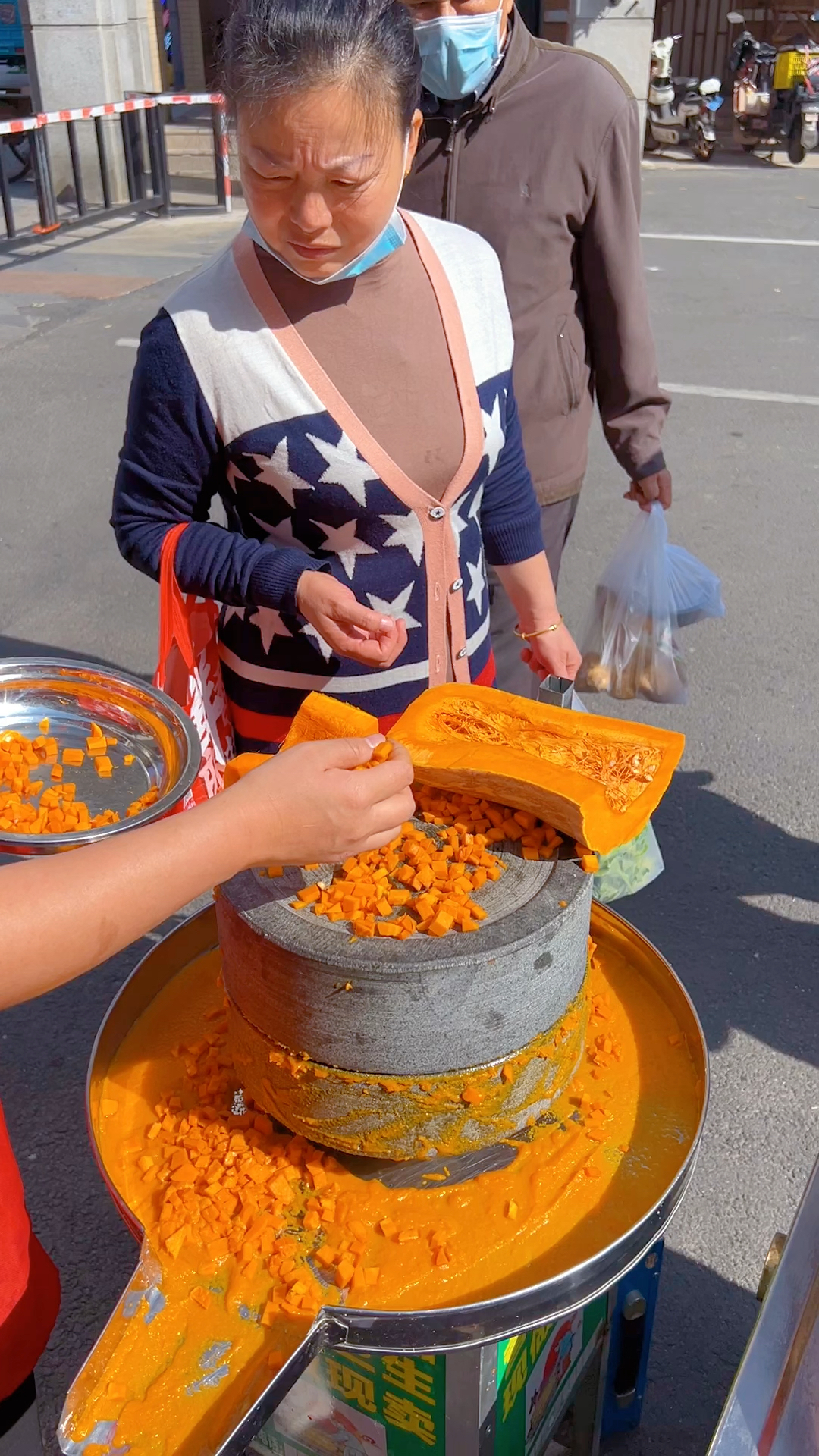 南瓜饼做法,一斤南瓜切成粒,水300克,糯米粉200克,酵母2克,泡打粉8克,吉士粉10克