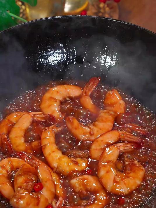 这个油焖大虾这样做，特别入味，好吃到壳都不剩
