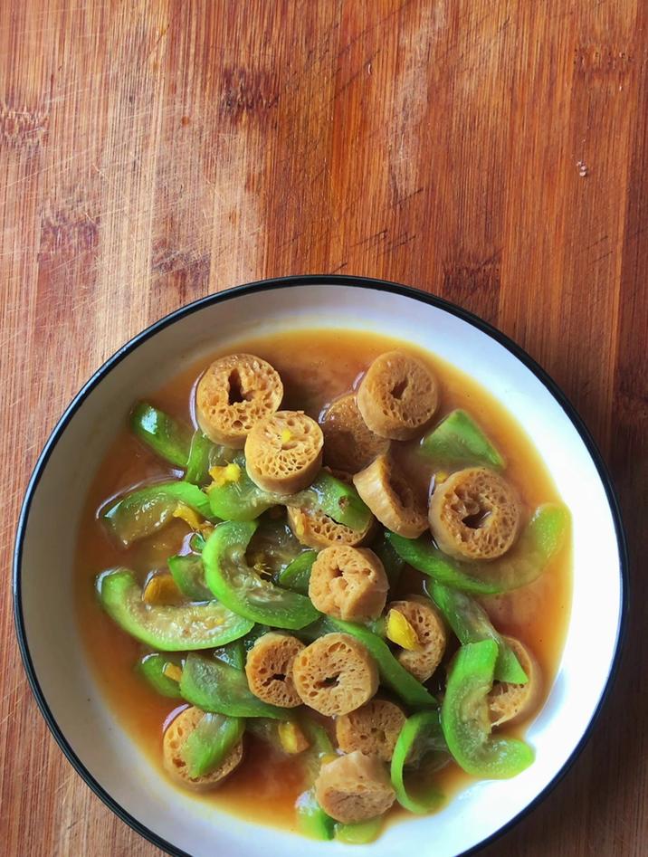 丝瓜跟什么炒比较好吃,和素鸡肠炒好吃