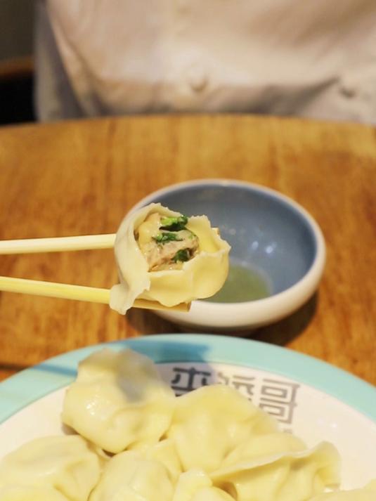 这个水饺馅有点特别，荆芥鲜肉水饺，河南人夏天独有的味道！#舌尖上的河南##鲜肉馅的惊喜#