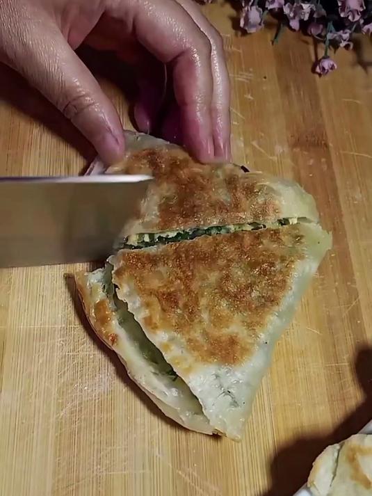 冬天适合多吃韭菜 用手抓饼做的韭菜馅饼 简单又好吃