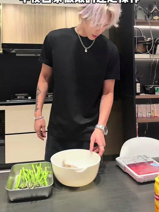 谁家好人半夜12点开始做饭!就为了拍几张照片这是又在立什么人设