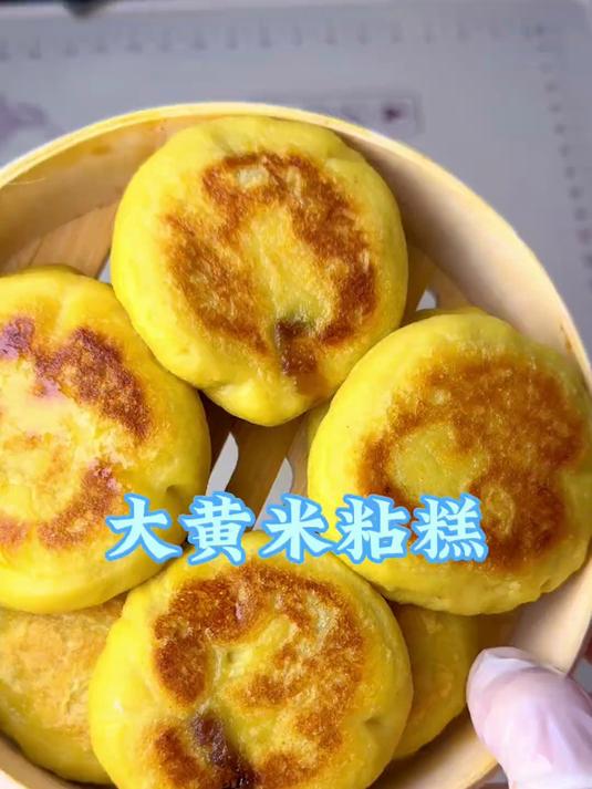 年糕以它那独特的口感成为人们舌尖上的眷恋，心间里的温暖