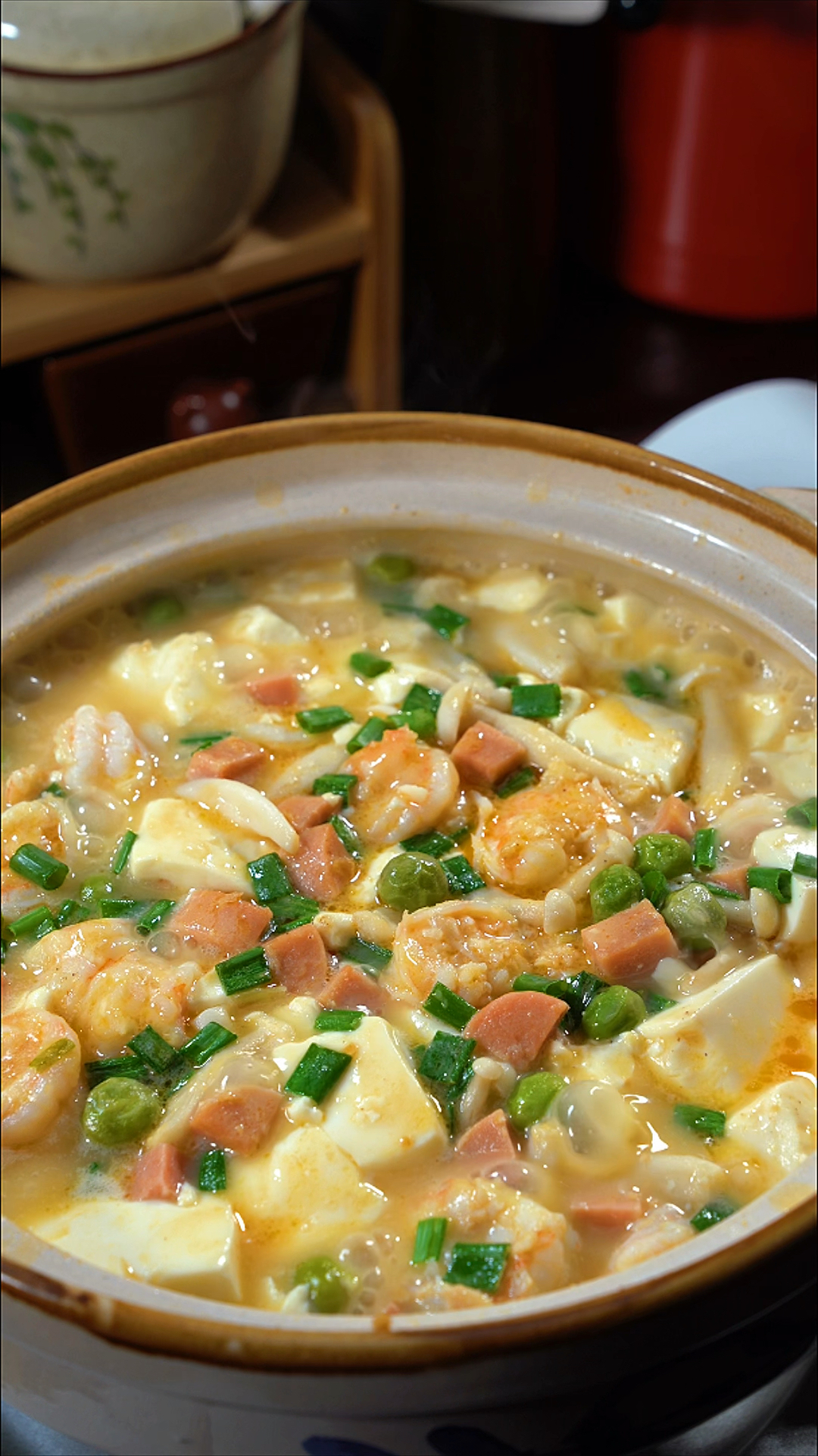 我家一周吃8次的咸蛋黄鲜虾豆腐煲,天冷快做一锅给家人试试吧