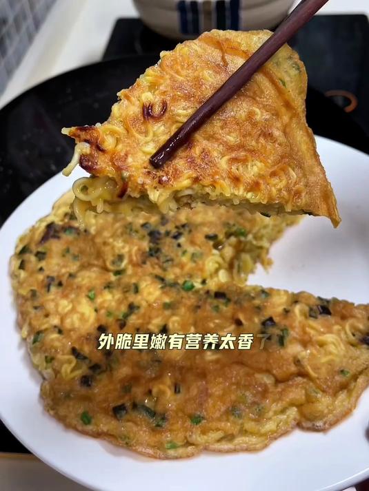 鸡蛋煎方便面,外脆里嫩有营养,太香了