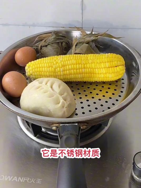 这个蒸盘往炒锅上面一放，就可以当蒸锅来用，真的是方便又实用