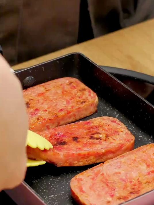 午餐肉必须选肉含量高，且肉源清晰的，这款拳拳午餐肉我爸超爱吃