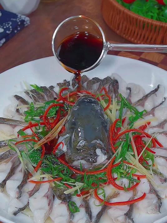 草鱼不要在红烧了,这样做的清蒸鱼,好看又好吃