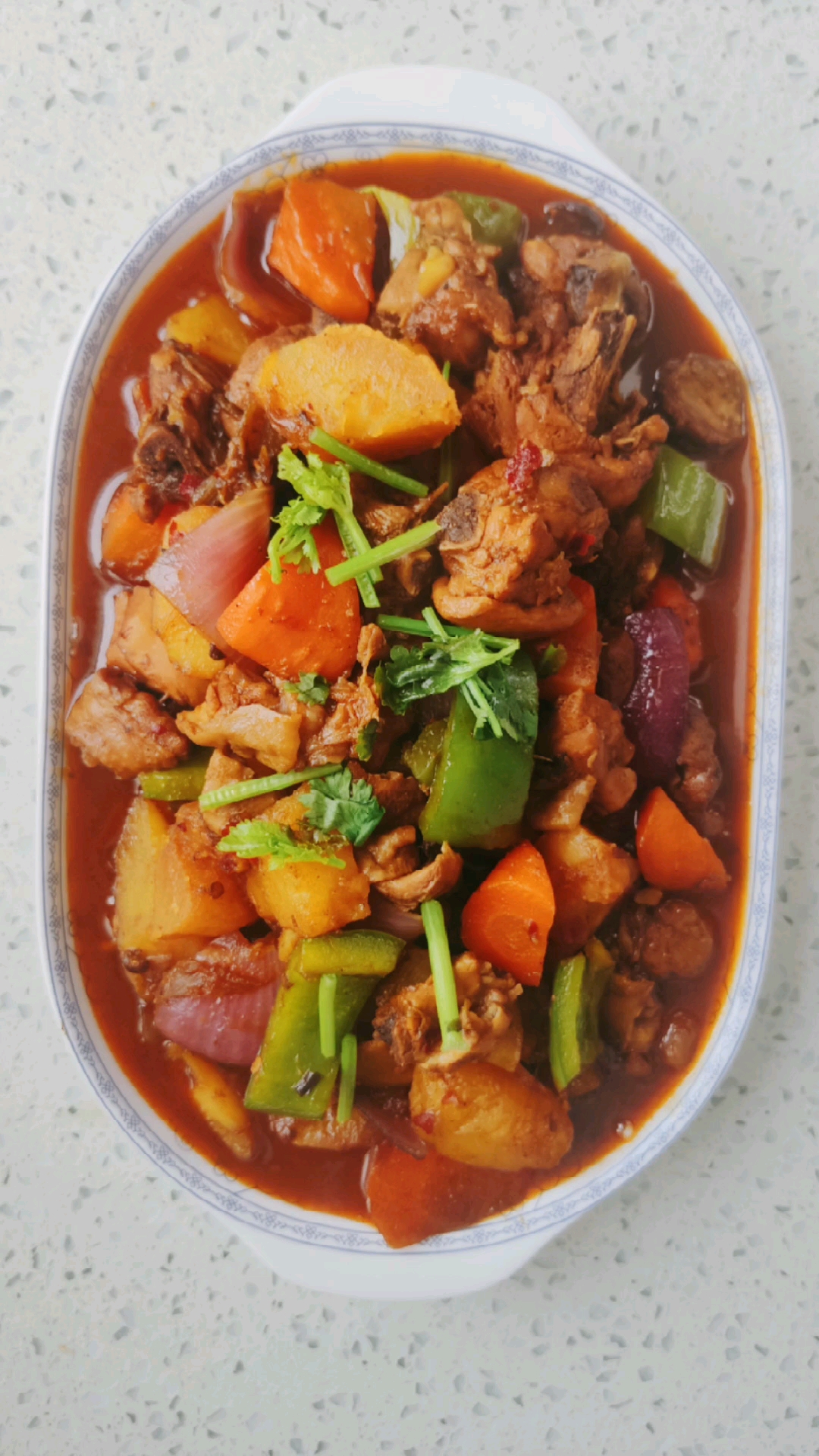 家庭版大盘鸡,鸡肉入味,土豆软糯,做法简单,味道鲜美,快来试一下吧!