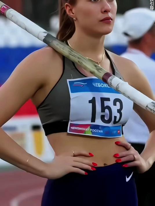 女神脸逆光扬起的瞬间,鲨鱼线腰侧撕开气旋