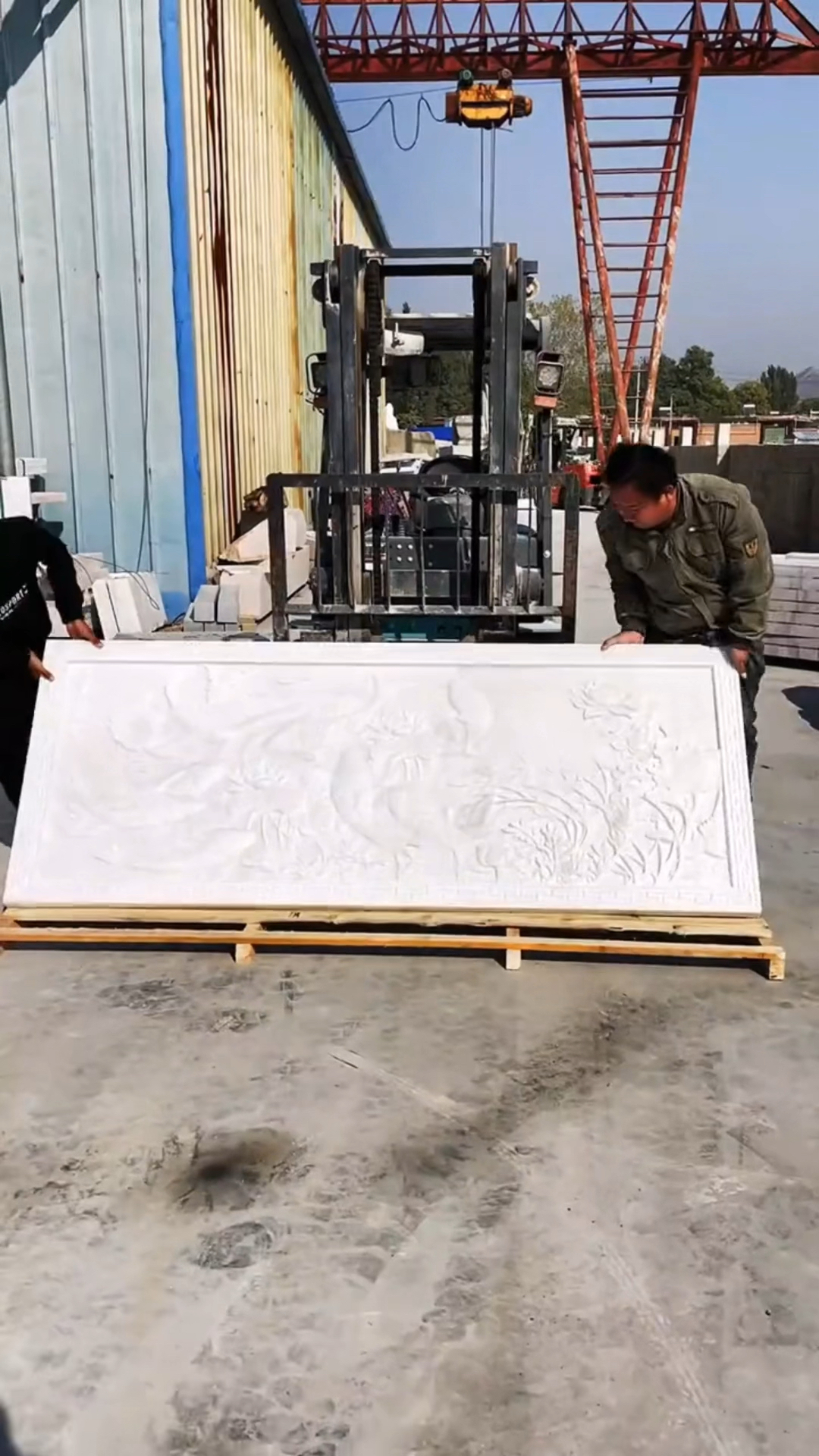 九鱼浮雕壁画,浮雕壁画汉白玉制作。