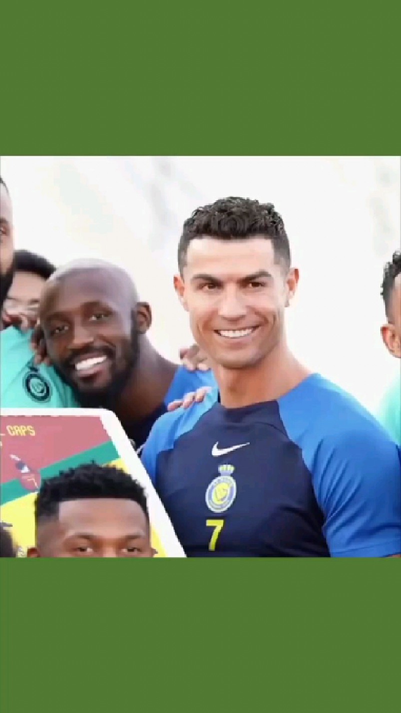 当利雅得胜利队友送蛋糕祝贺C罗国家队生涯127球时