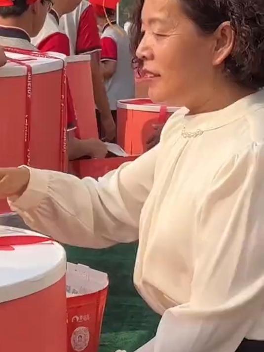 十八岁成人礼，老师给学生准备了大蛋糕