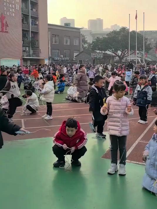 你的小学是几点上课?重庆一所小学为1—2年级学生优化作息,将第一节课上课时间推迟至9点45