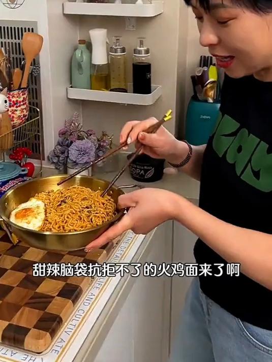 甜辣炸鸡火鸡面真是抗拒不了的好吃