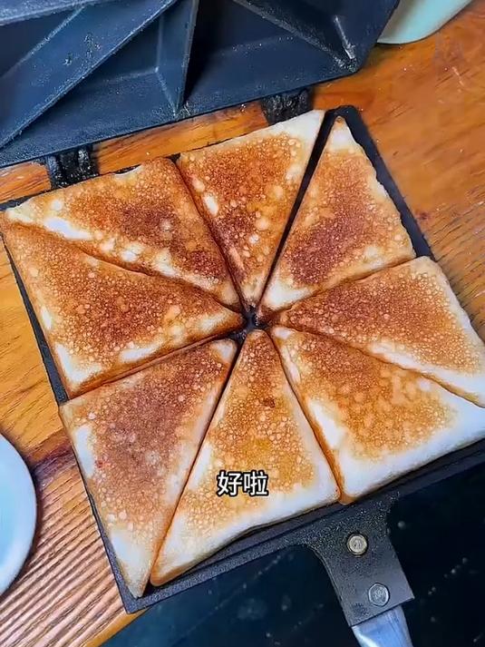 街头2元一个奶油三角粑!