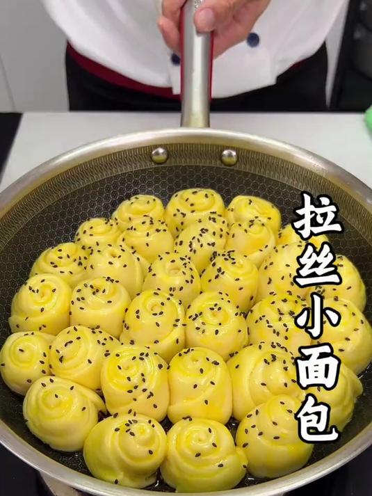 三个鸡蛋一碗面，不用烤箱不用模具，就能做拉丝面包