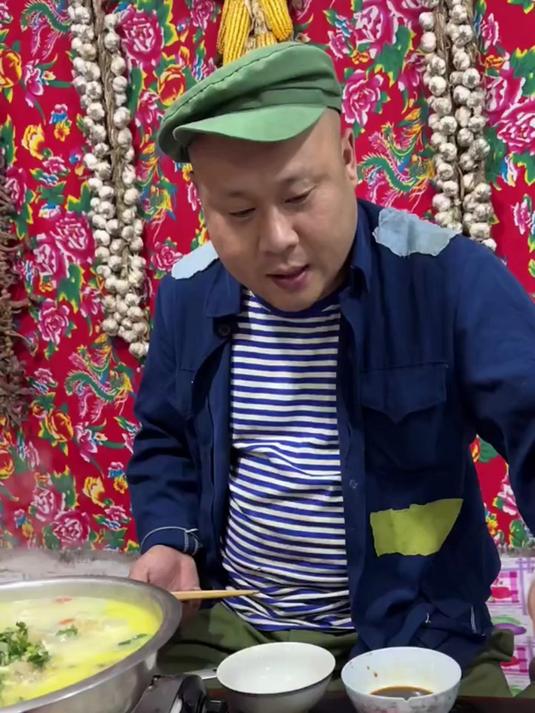 我刚端菜上桌，她已坐稳等开动