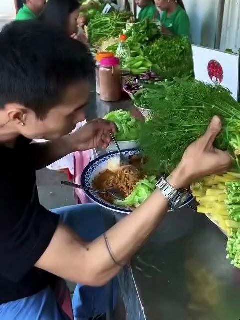 以为是卖菜的,结果是吃饭的。泰国人生吃蔬菜绝了
