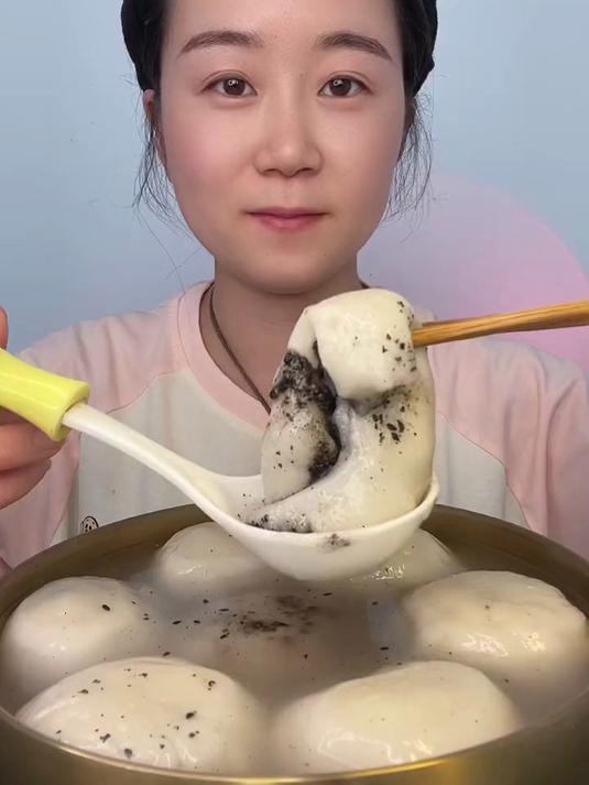 咬开大汤圆爆浆流心!黑芝麻馅混着糯米香烫嘴也想吞