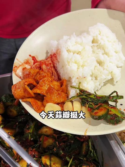 工地食堂免费晚餐在韩国工地干活食堂晚上免费的伙食费菜儿还不错