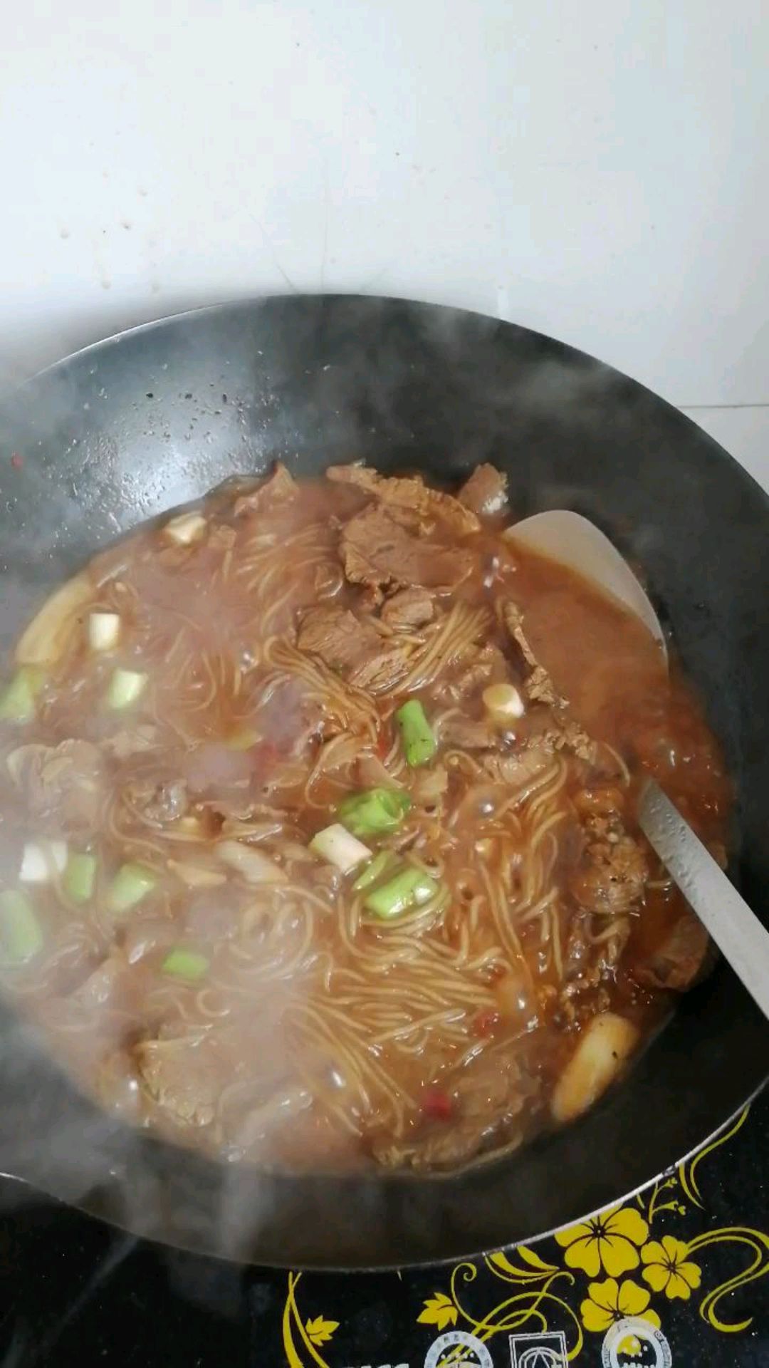 红烧牛肉粉丝锅子,咕嘟起来。