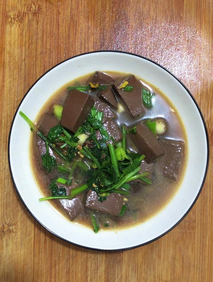 家常炒猪血的做法,分享一道猪血炒香菜