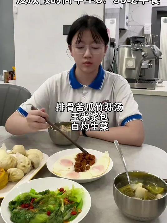 苦瓜竹荪汤清火还好喝,敏希这周上学补课连轴转,可以休息一天了