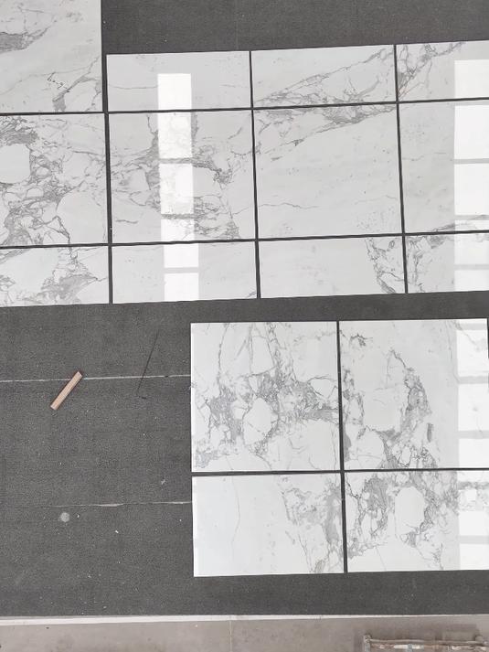 鱼肚白,高端白石的经典代表,底色洁白纯净,深受设计师喜爱