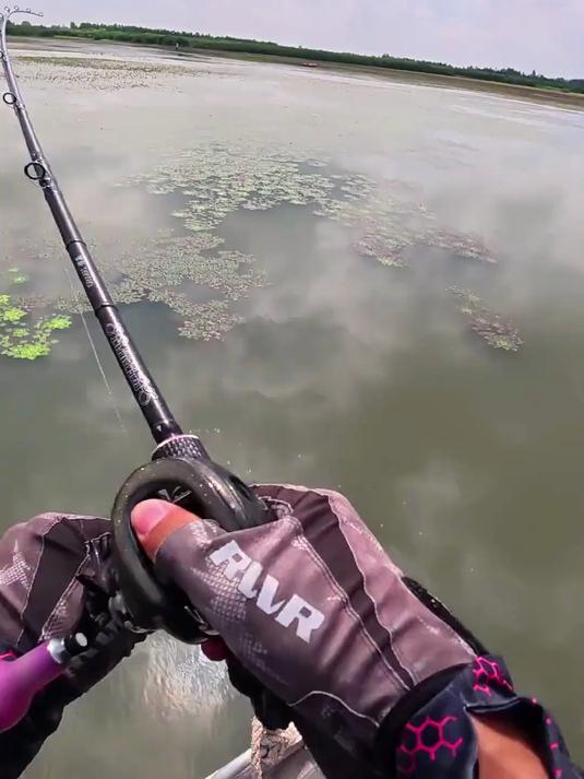 雷强打黑偶遇7斤大老黑，玩雷强就只能靠出勤率换鱼了