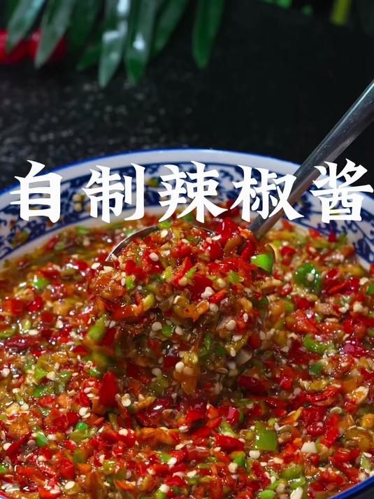 剁椒酱煮酸辣粉！辣香混着酸汤，粉条吸满味道