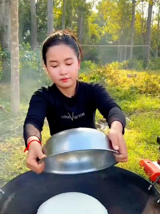 女人做了一锅什锦蛋炒饭,好吃得不得了