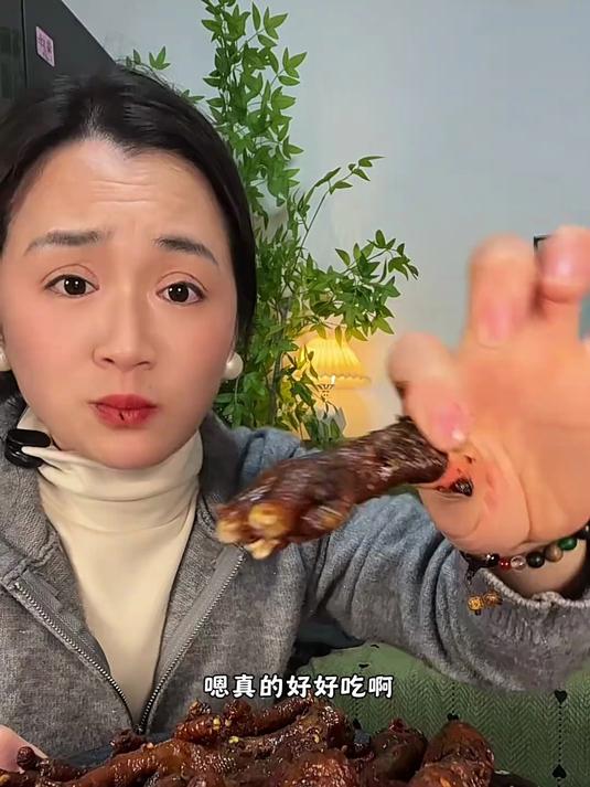 又麻又辣又香真的跟某黑鸭一个味道的关键还贼拉划算小食童_辣卤鸡爪_追剧小零食_瓦味鸡爪_小