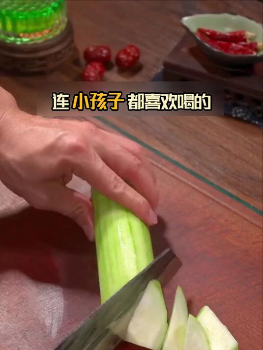 轻养生丝瓜鸡蛋汤:简单快煮,日常保健不费力