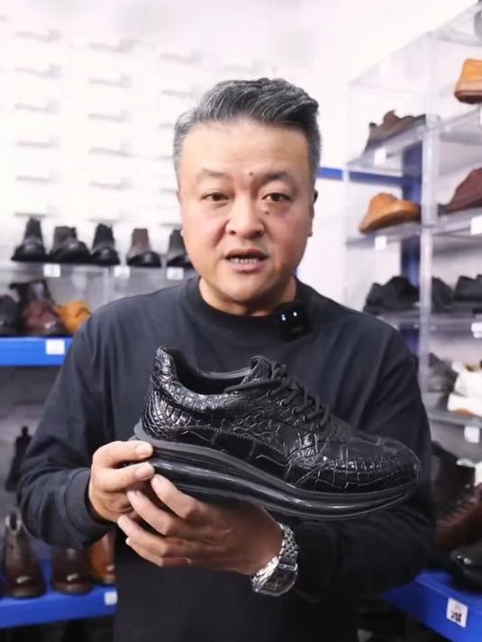 全鳄鱼皮运动鞋