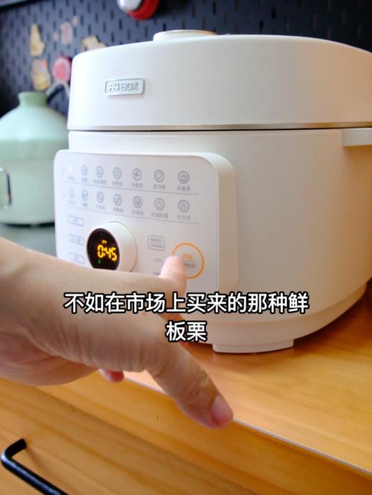 母女二人午餐,卤汤留着了,皮蛋拌牛肉,炸带鱼,炒了芹菜,美滋滋