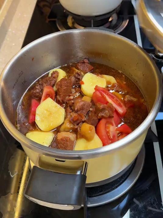 都去做这个高压锅西红柿炖牛肉，牛肉软糯鲜香