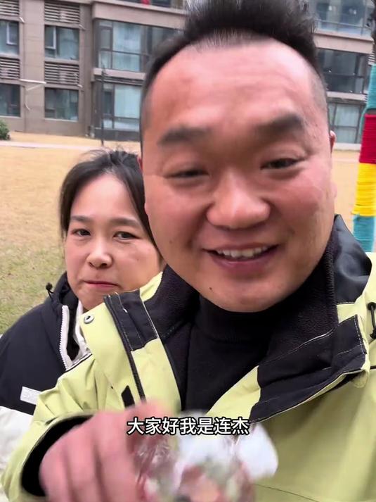 上午的工作结束，连杰中午带媳妇吃个漂亮饭，麻辣鸡块烩面真得劲