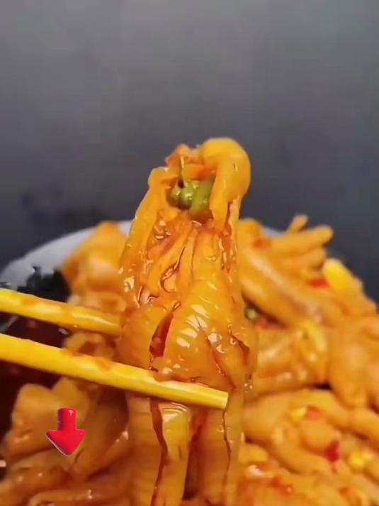个头肥大酸辣Q弹的脱骨鸡爪,很入味一点也不腥!一口一个贼过瘾