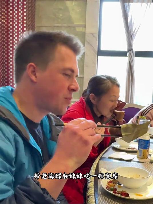 带兄妹俩跟成都家人聚餐吃饭。老海螺有吃的就不会歇停