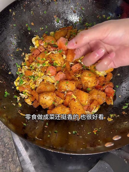 辣条炒馒头 早餐吃剩的馒头炸一下炒辣条绝了