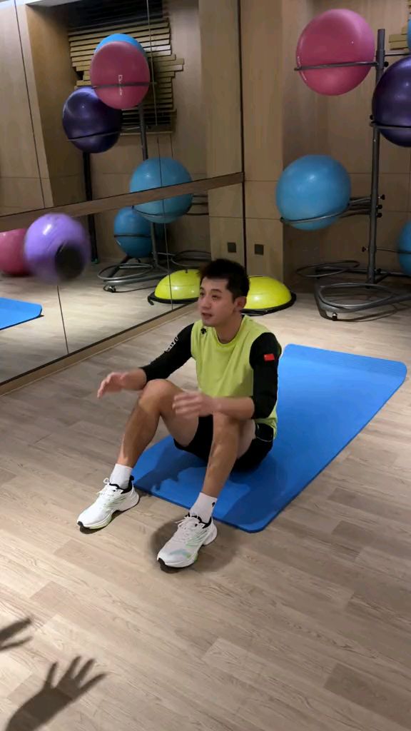 35岁的张继科依然肌肉健硕,像个小伙子一样,自律的男人真帅