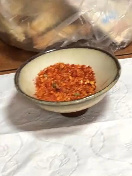 大哥教学明太鱼的正确吃法,放啤酒里泡一会马上蘸料吃