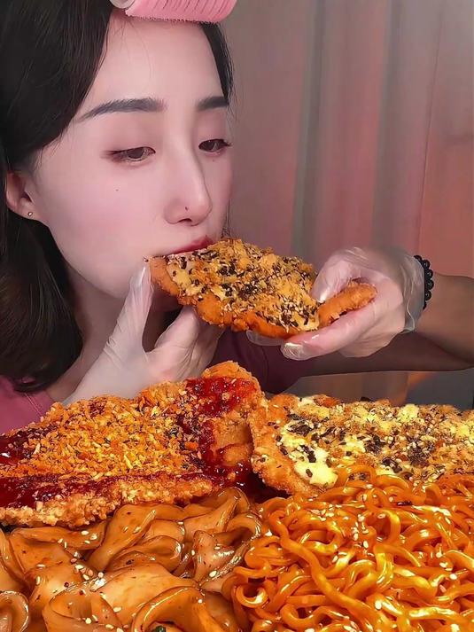 嗦嗦火鸡面宽粉、啃啃大鸡排！
